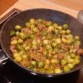Spruitjes met gehakt in een romige chilisaus