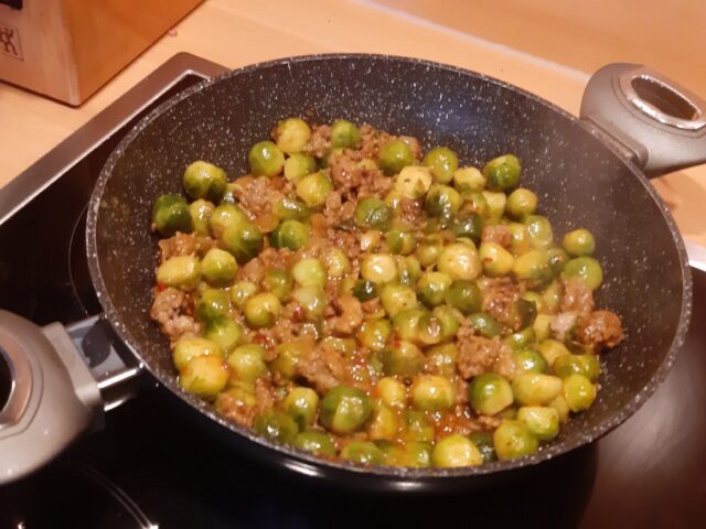 Spruitjes met gehakt in een romige chilisaus