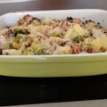 Spruitjesschotel met aardappelblokjes, pancetta, champignons en kaas