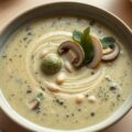 Spruitjessoep met champignons en bonen