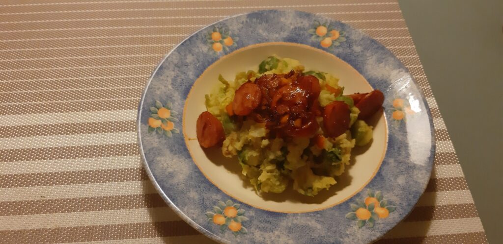 Stamppot kerrie-spruitjes met pittige Indische rookworst