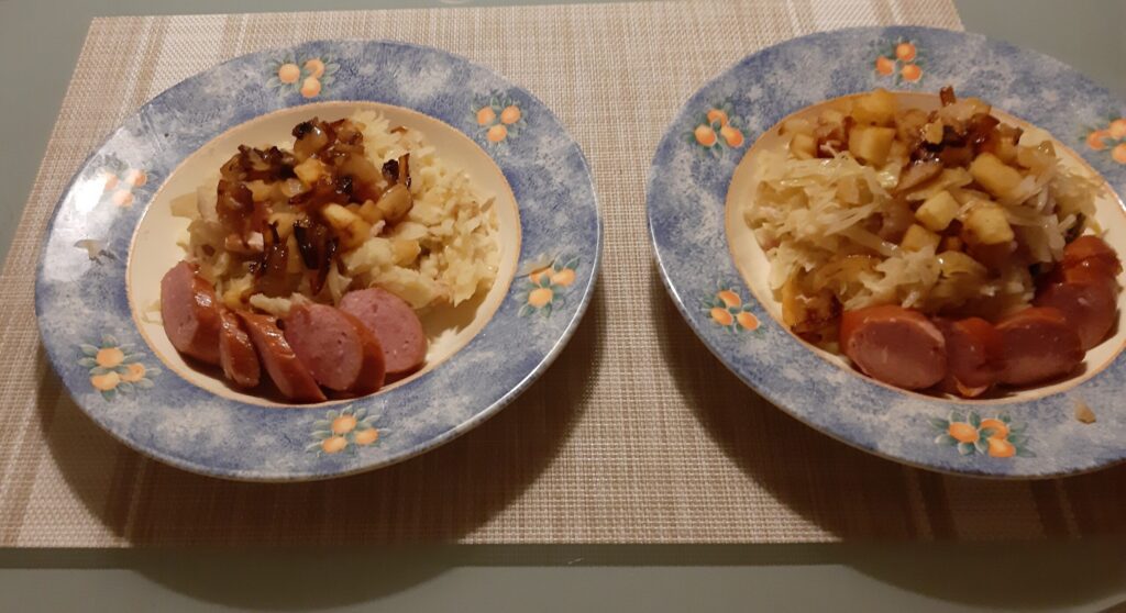 Stamppot zuurkool met aardappel, gebakken ui en appeltjes