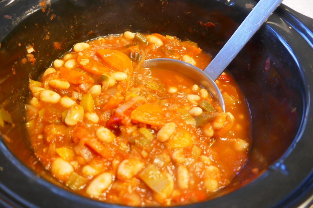 Stevige groenteschotel met witte bonen uit de slowcooker