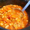 Stevige groenteschotel met witte bonen uit de slowcooker