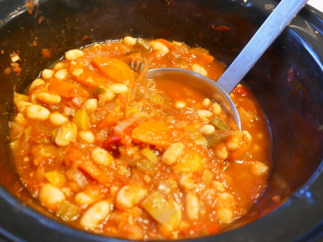 Stevige groenteschotel met witte bonen uit de slowcooker