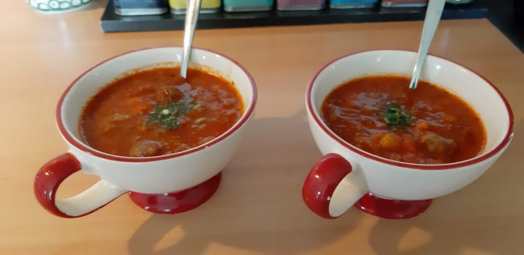 Stevige tomaten-groentesoep met gehaktballetjes