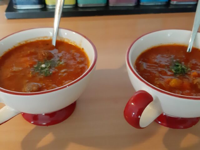 Stevige tomaten-groentesoep met gehaktballetjes