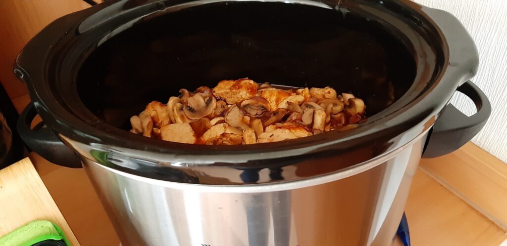 Stoofpot van varkensvlees met paprika, paddenstoelen en room