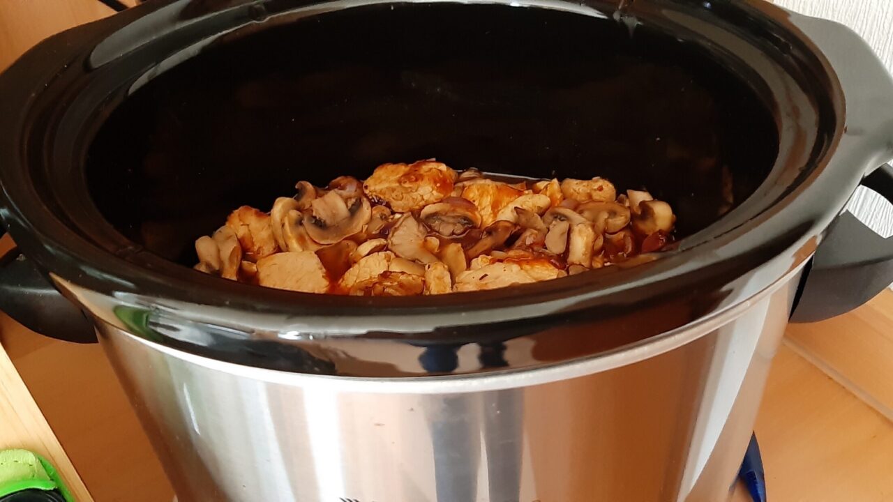 Hamlappen met paprika, paddenstoelen en room uit de slowcooker
