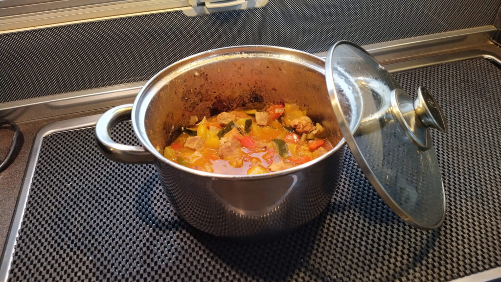 Stoofpotje met paprika, courgette, rode ui tomaat en hamlap in blokjes
