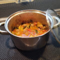 Stoofpotje met paprika, courgette, rode ui tomaat en hamlap in blokjes