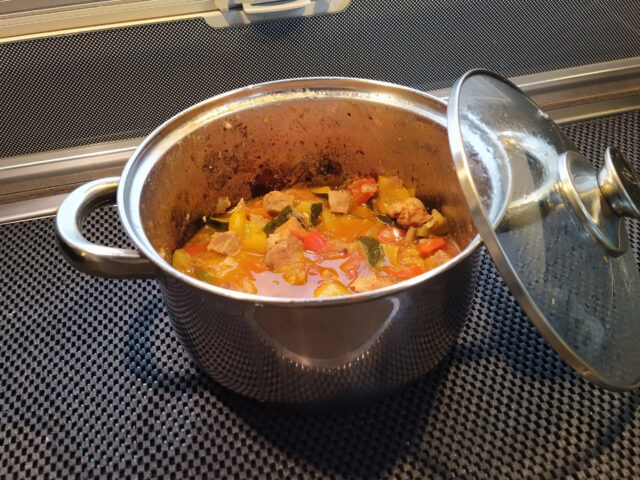 Stoofpotje met paprika, courgette, rode ui tomaat en hamlap in blokjes