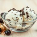 Stracciatella-ijs met bitterkoekjes en kersen