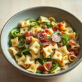 Strikjespasta met courgette en rauwe ham