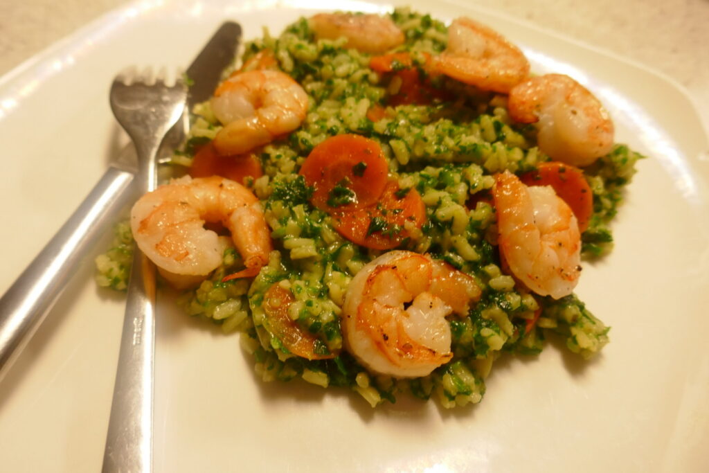 Super gemakkelijke risotto met spinazie, wortel en grote garnalen