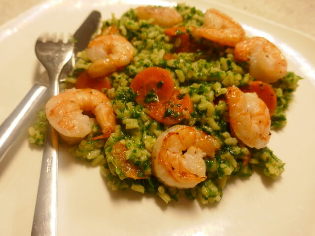 Super gemakkelijke risotto met spinazie, wortel en grote garnalen