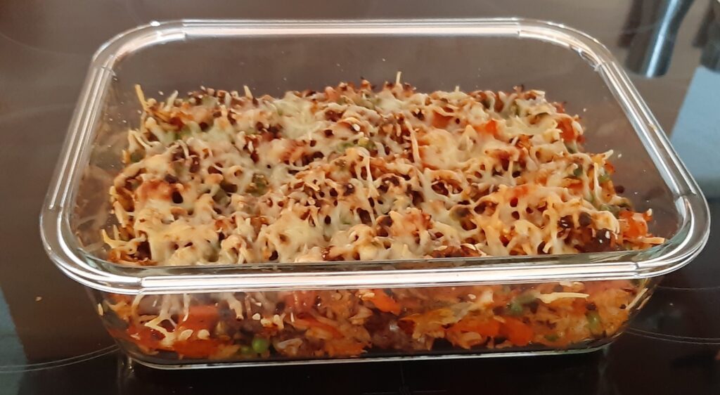 Super lekker gegratineerd rijstschoteltje met pittig Oosters gekruid gehakt, wortel en doperwten