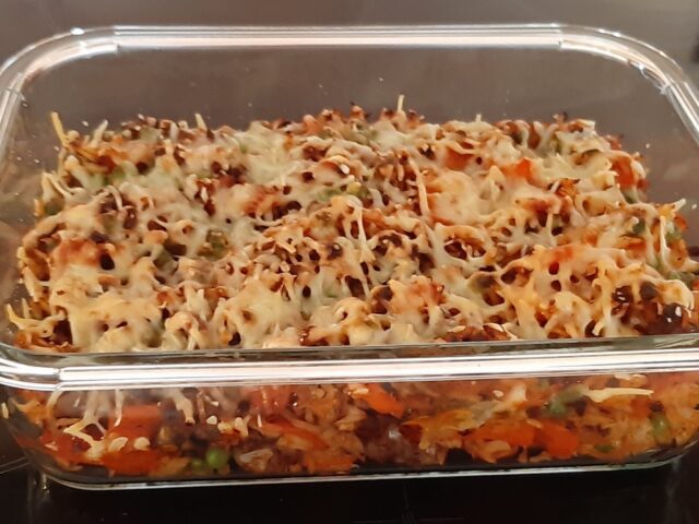 Super lekker gegratineerd rijstschoteltje met pittig Oosters gekruid gehakt, wortel en doperwten