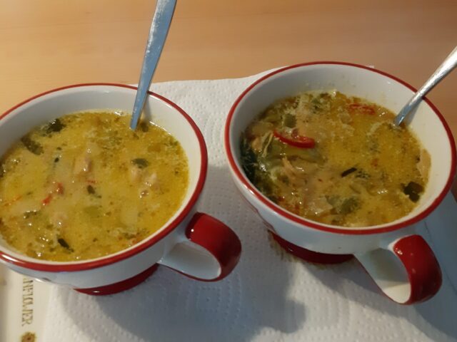 Super lekkere Thaise currysoep met kip en groenten