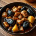 Surinaamse aubergines met kip en aardappel (eenpansgerecht)