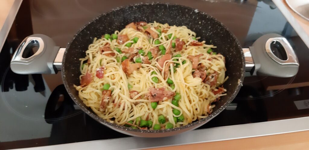 Tagliolini al tartufo met cantharellen, doperwten en Parmaham