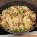 Tagliolini al tartufo met cantharellen, doperwten en Parmaham