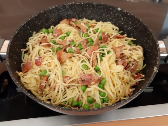Tagliolini al tartufo met cantharellen, doperwten en Parmaham