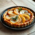 Tarte tatin van blanke stoofperen met Epoisse