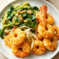 Tempura van garnalen, wok van Chinese kool en spinazie