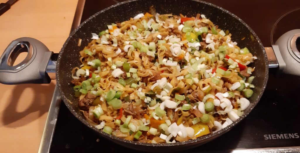 Thaise roerbak met noedels, teriyaki-gehakt en oesterzwammen