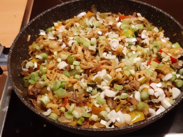Thaise roerbak met noedels, teriyaki-gehakt en oesterzwammen
