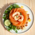 Timbaaltje van gerookte zalm, gevuld met garnalen,