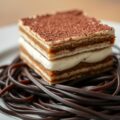 Tiramisu op een bedje van chocolade linguini