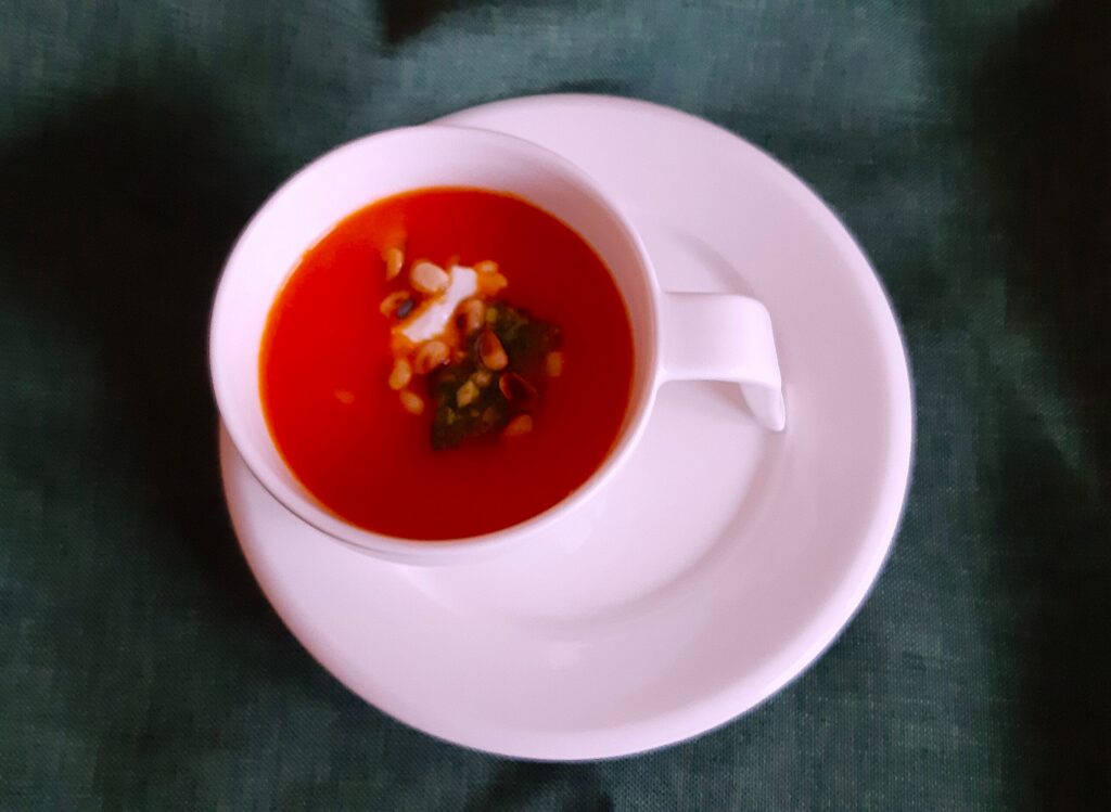 Tomaten-knoflooksoep met mascarpone en pesto
