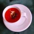 Tomaten-knoflooksoep met mascarpone en pesto