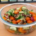 Tomaten-komkommersalade met rode ui en sumak