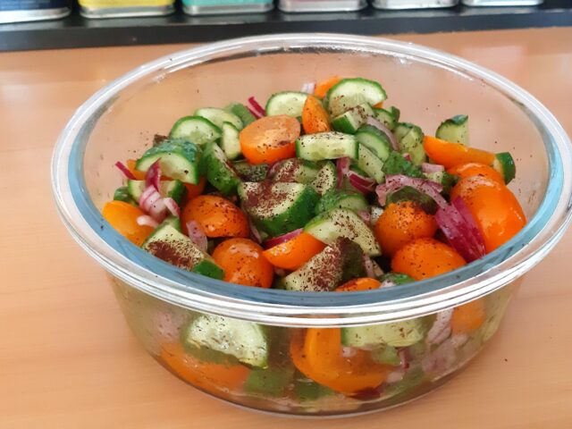 Tomaten-komkommersalade met rode ui en sumak