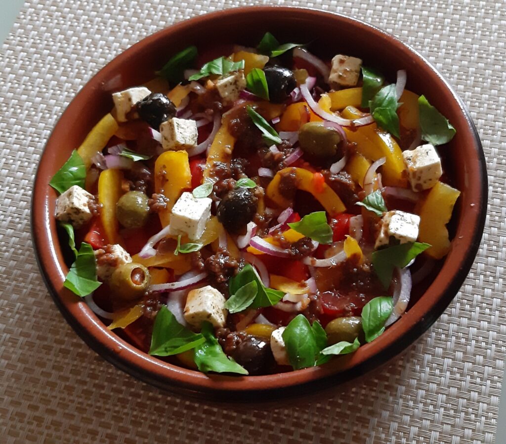 Tomaten-paprikasalade met witte kaas en ansjovisdressing