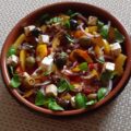 Tomaten-paprikasalade met witte kaas en ansjovisdressing