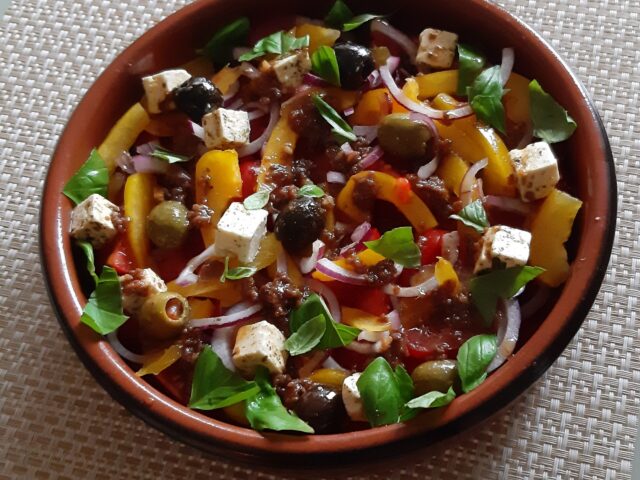 Tomaten-paprikasalade met witte kaas en ansjovisdressing
