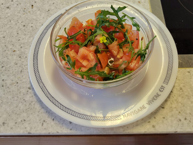 Tomaten rucola salade