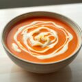 Tomatenappelsoep met kaas-eimengeling