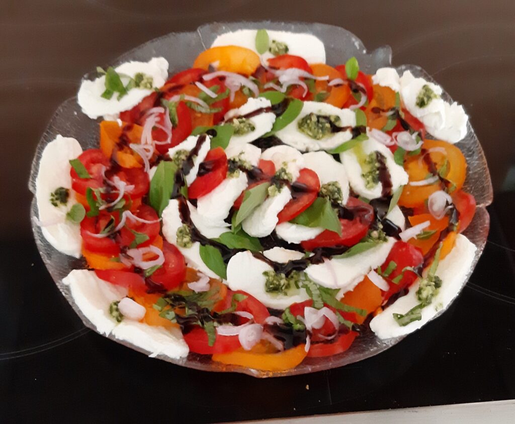 Tomatensalade met gemarineerde mozzarella