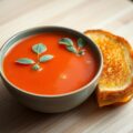 Tomatensoep met lavas en kaastosti’s