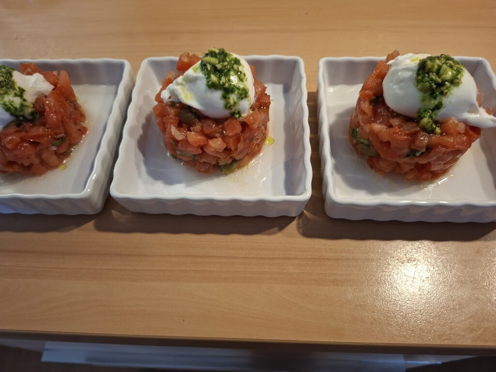 Tomatentartaat met burrata en pesto