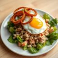 Tonijnsalade met gebakken ei en gebakken ui