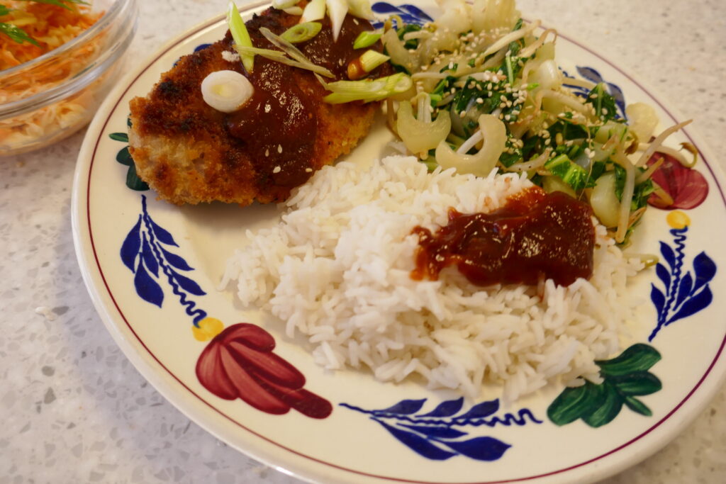 Tonkatsu schnitzel met gewokte paksoi