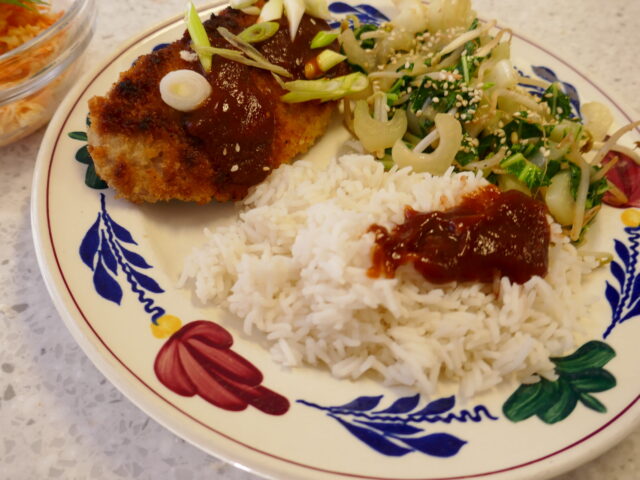 Tonkatsu schnitzel met gewokte paksoi