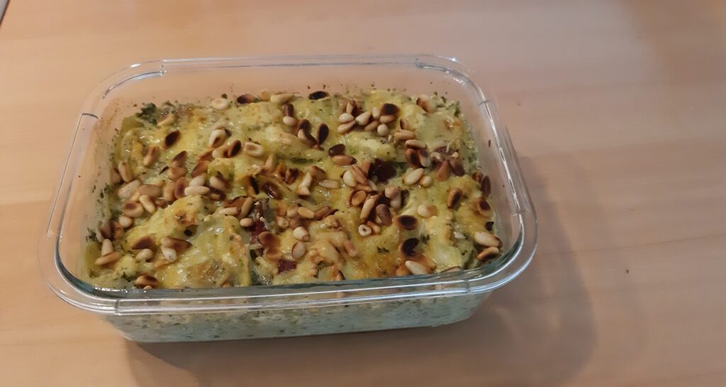 Tortellini met mozzarella, basilicumpesto en Parmaham