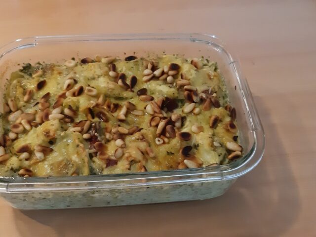 Tortellini met mozzarella, basilicumpesto, Parmaham en pijnboompitten